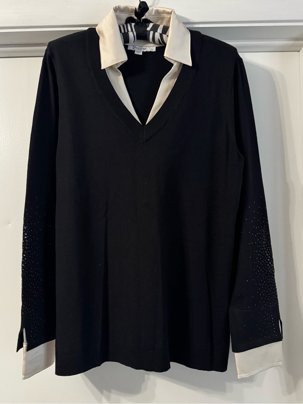 Chico's Black Long Sleeve V-Neck Sweater Top with Cream Collar & Cuffs